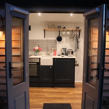 Luxury Shepherds Hut - The Sweet Pea By The Lake York Ngoại thất bức ảnh
