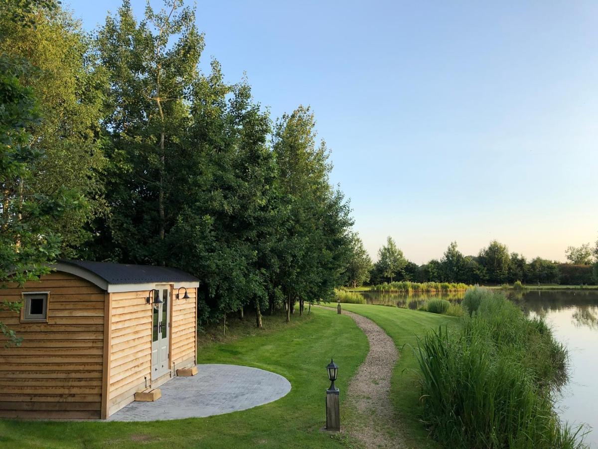 Luxury Shepherds Hut - The Sweet Pea By The Lake York Ngoại thất bức ảnh