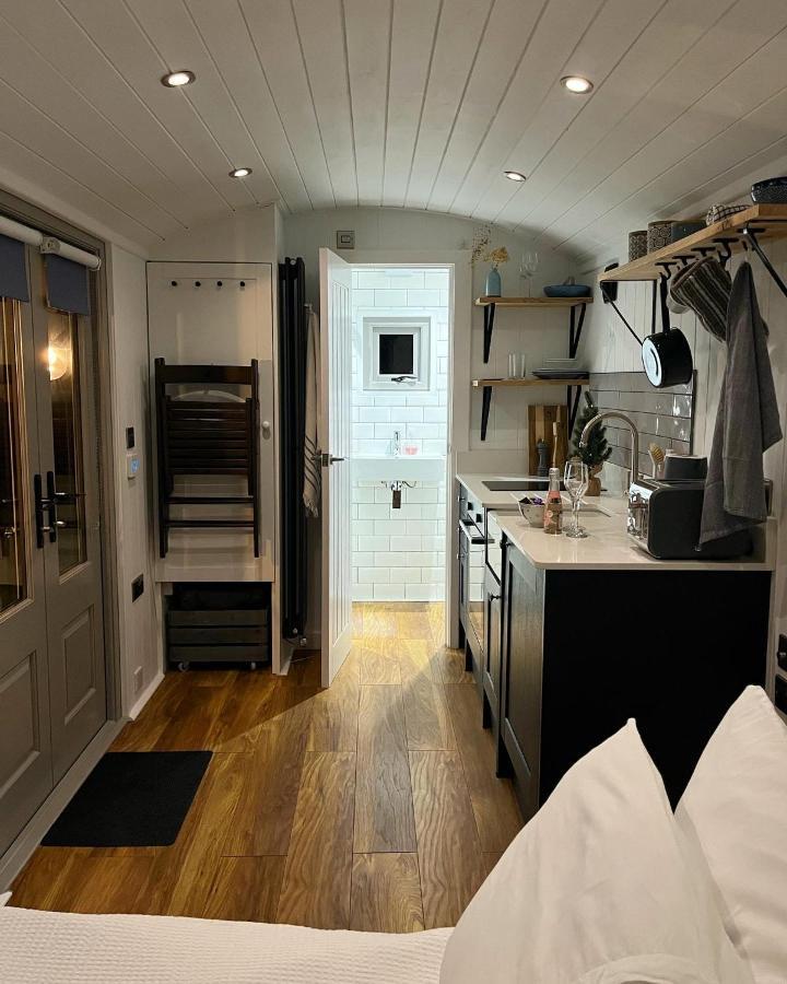Luxury Shepherds Hut - The Sweet Pea By The Lake York Ngoại thất bức ảnh
