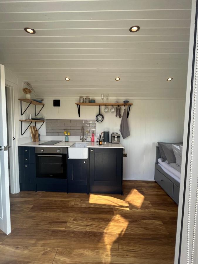 Luxury Shepherds Hut - The Sweet Pea By The Lake York Ngoại thất bức ảnh