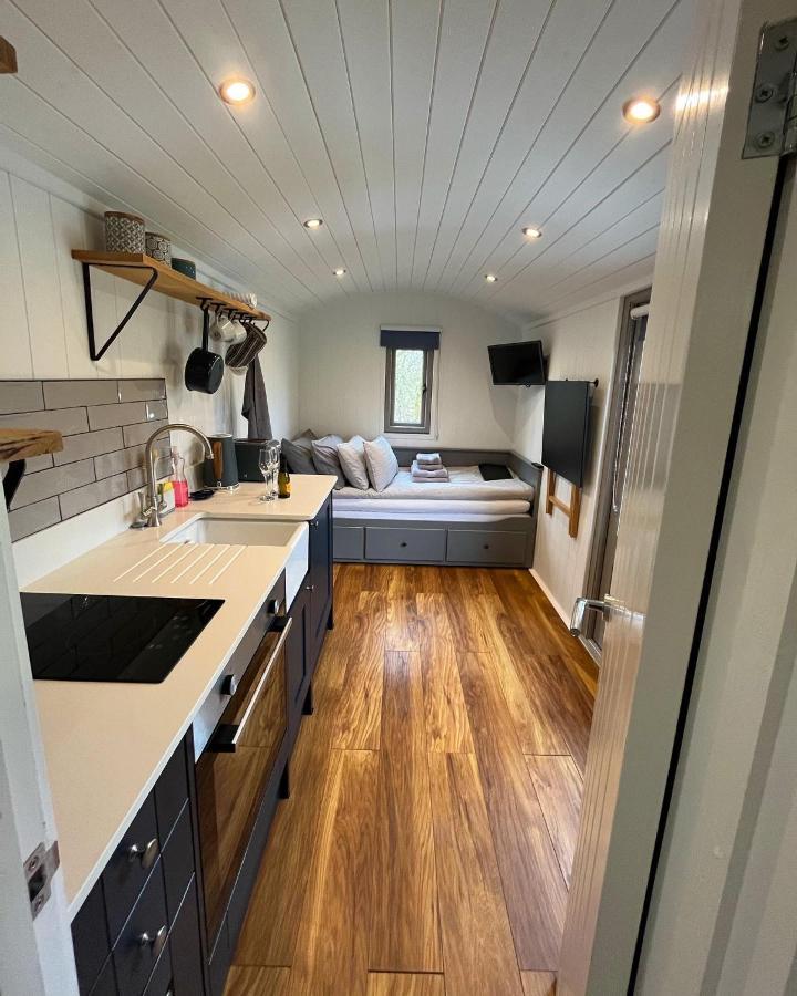 Luxury Shepherds Hut - The Sweet Pea By The Lake York Ngoại thất bức ảnh