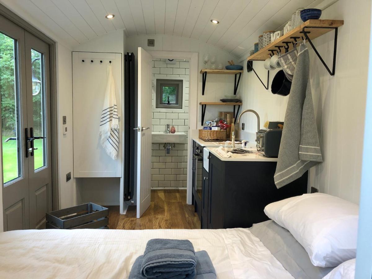 Luxury Shepherds Hut - The Sweet Pea By The Lake York Ngoại thất bức ảnh