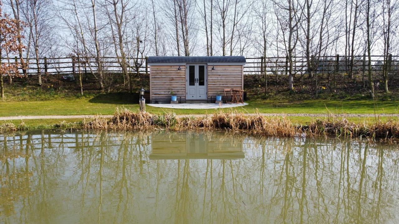 Luxury Shepherds Hut - The Sweet Pea By The Lake York Ngoại thất bức ảnh