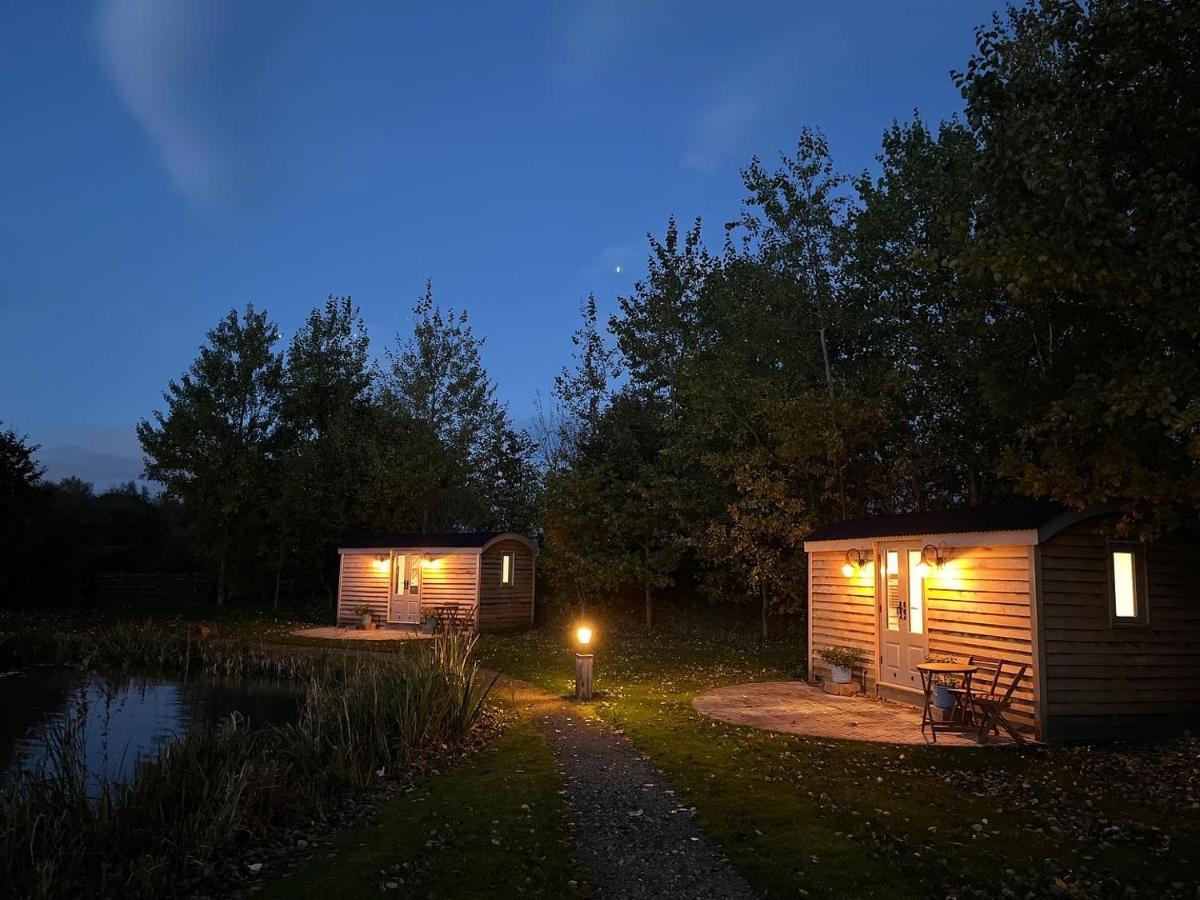 Luxury Shepherds Hut - The Sweet Pea By The Lake York Ngoại thất bức ảnh