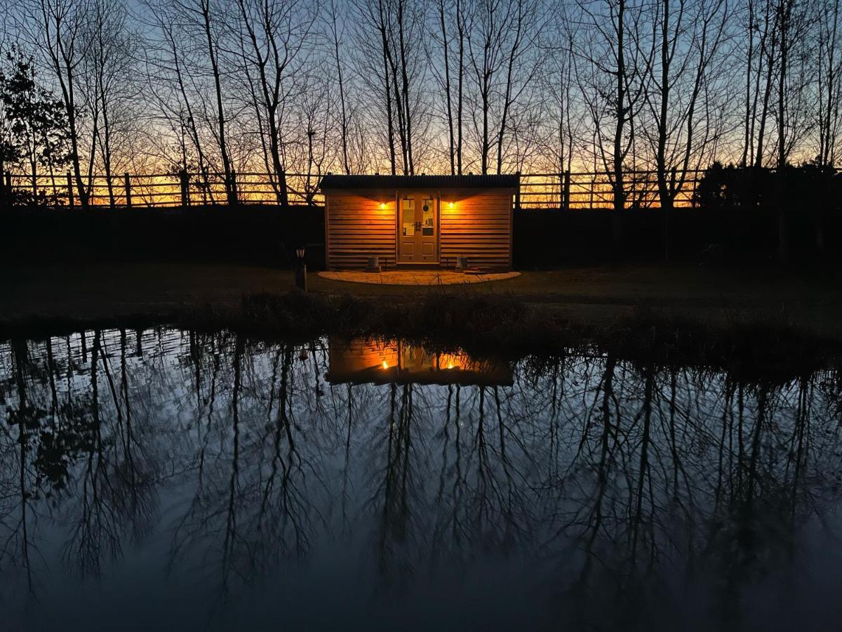 Luxury Shepherds Hut - The Sweet Pea By The Lake York Ngoại thất bức ảnh