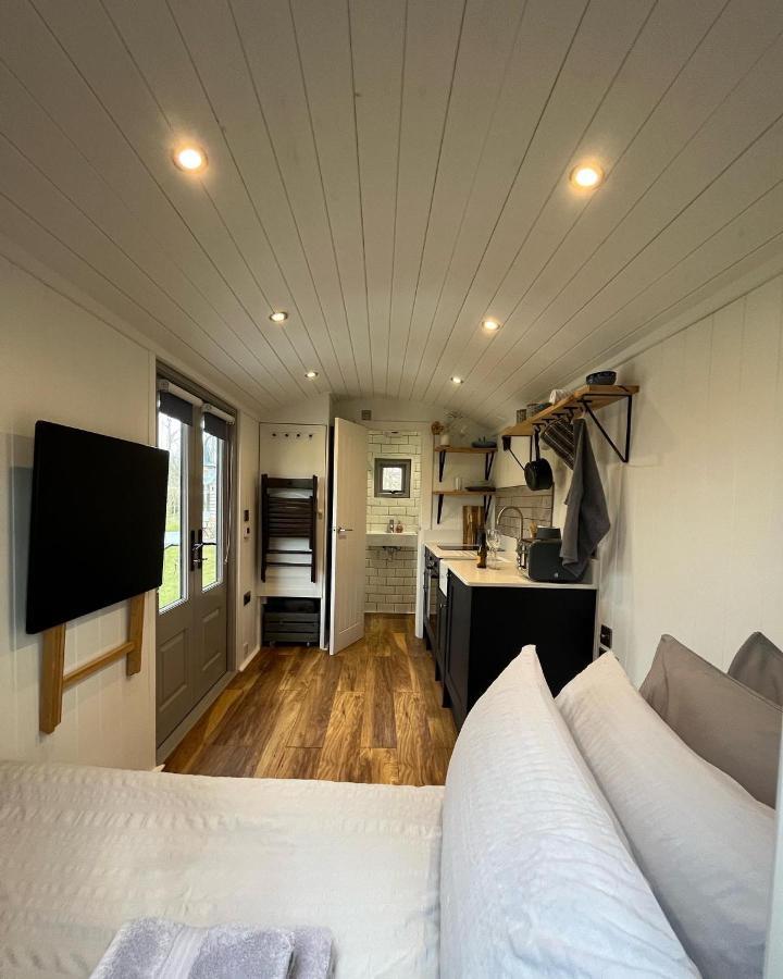 Luxury Shepherds Hut - The Sweet Pea By The Lake York Ngoại thất bức ảnh
