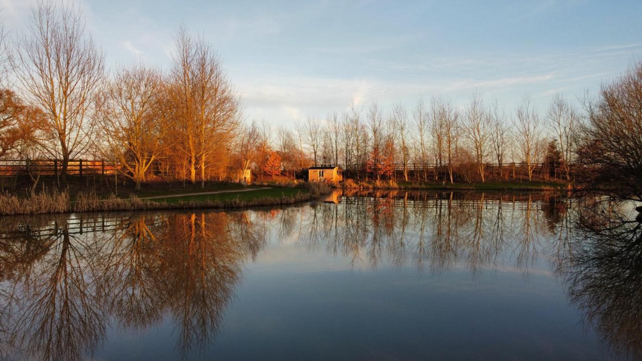 Luxury Shepherds Hut - The Sweet Pea By The Lake York Ngoại thất bức ảnh