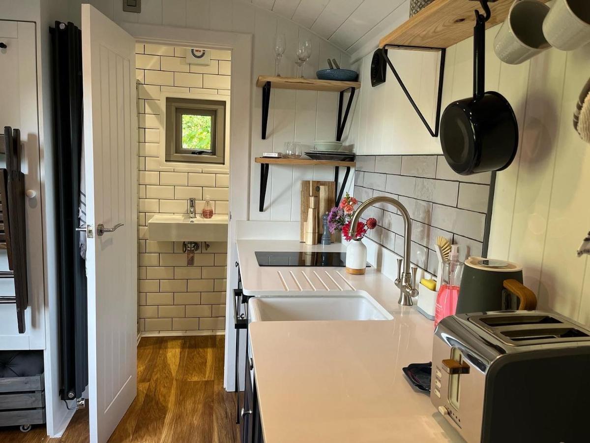 Luxury Shepherds Hut - The Sweet Pea By The Lake York Ngoại thất bức ảnh